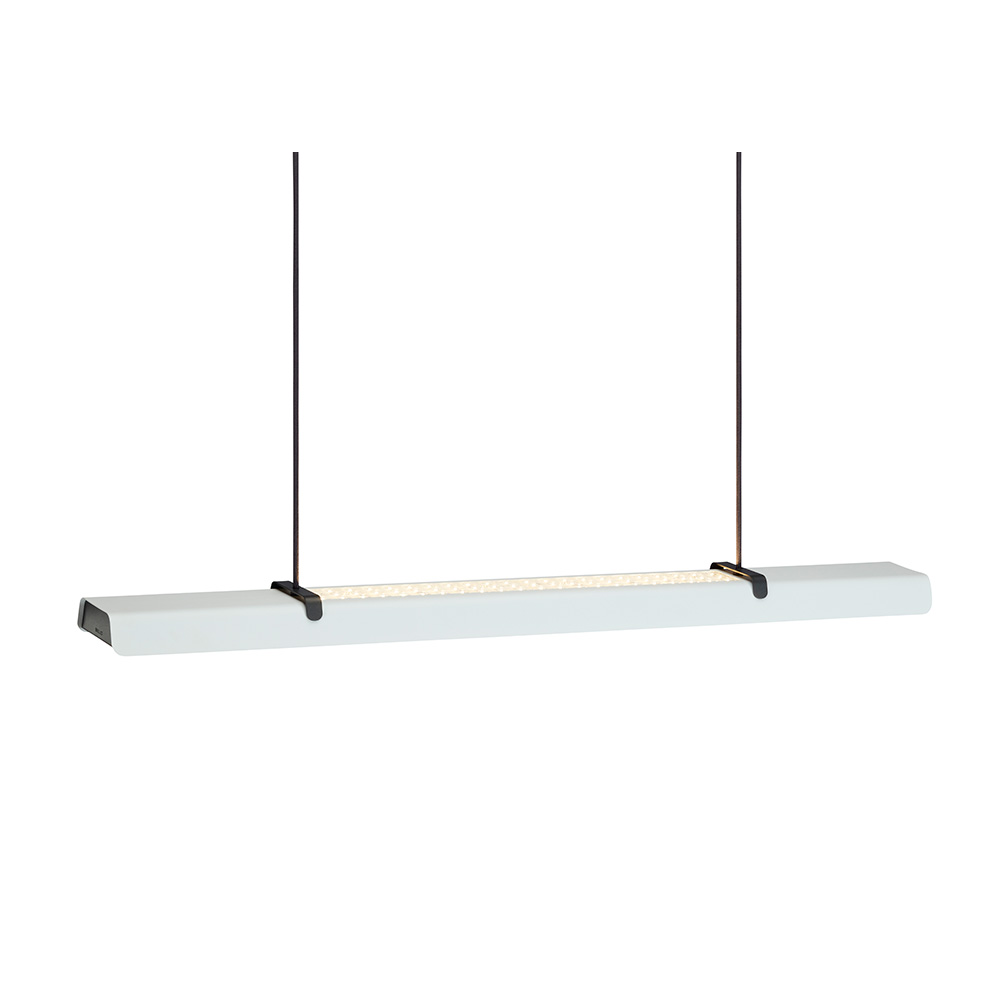 Fold Office 116cm Witte structuur hanglamp Van Belid - Elke lamp is een meesterwerk van Zweeds design, met gegoten fittingen en gestempelde details die het solide vakmanschap benadrukken en laten zien hoe metaal licht kan omarmen.