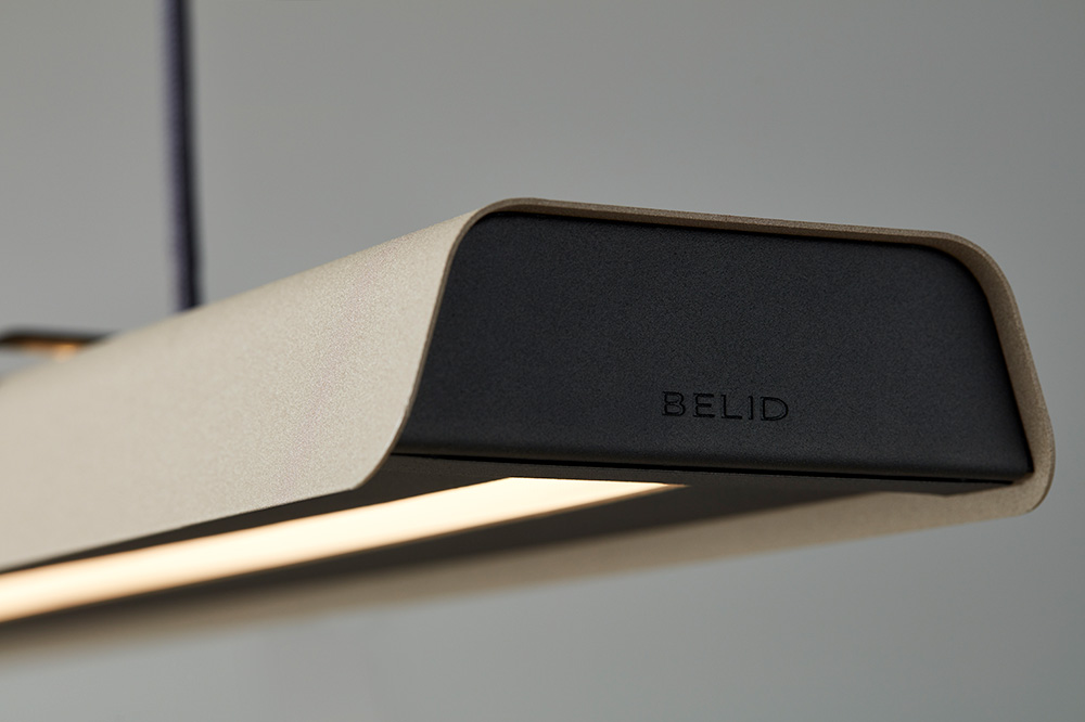 Fold Office 116cm Zandstructuur hanglamp Van Belid - Elke lamp is een meesterwerk van Zweeds design, met gegoten fittingen en gestempelde details die het solide vakmanschap benadrukken en laten zien hoe metaal licht kan omarmen.