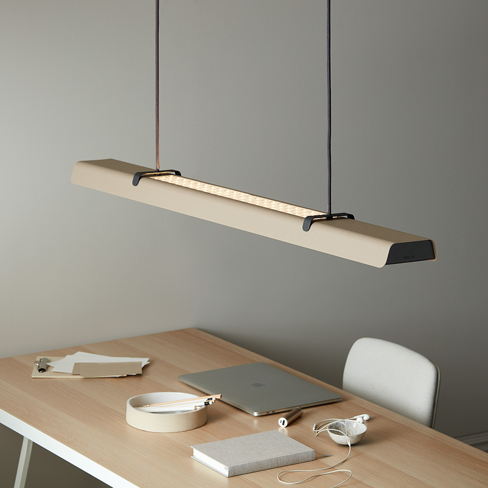 Fold Office 116cm Zandstructuur hanglamp Van Belid - Elke lamp is een meesterwerk van Zweeds design, met gegoten fittingen en gestempelde details die het solide vakmanschap benadrukken en laten zien hoe metaal licht kan omarmen.