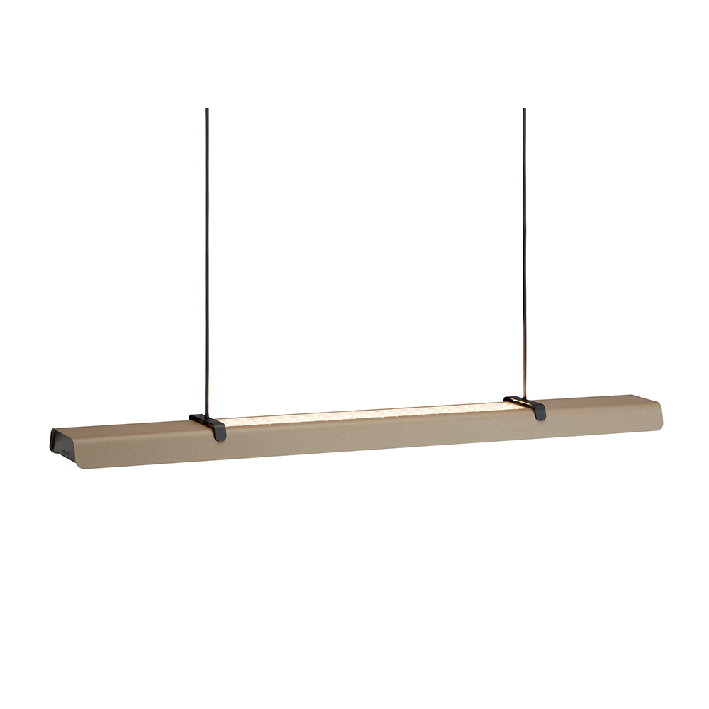 Fold Office 116cm Zandstructuur hanglamp Van Belid - Elke lamp is een meesterwerk van Zweeds design, met gegoten fittingen en gestempelde details die het solide vakmanschap benadrukken en laten zien hoe metaal licht kan omarmen.