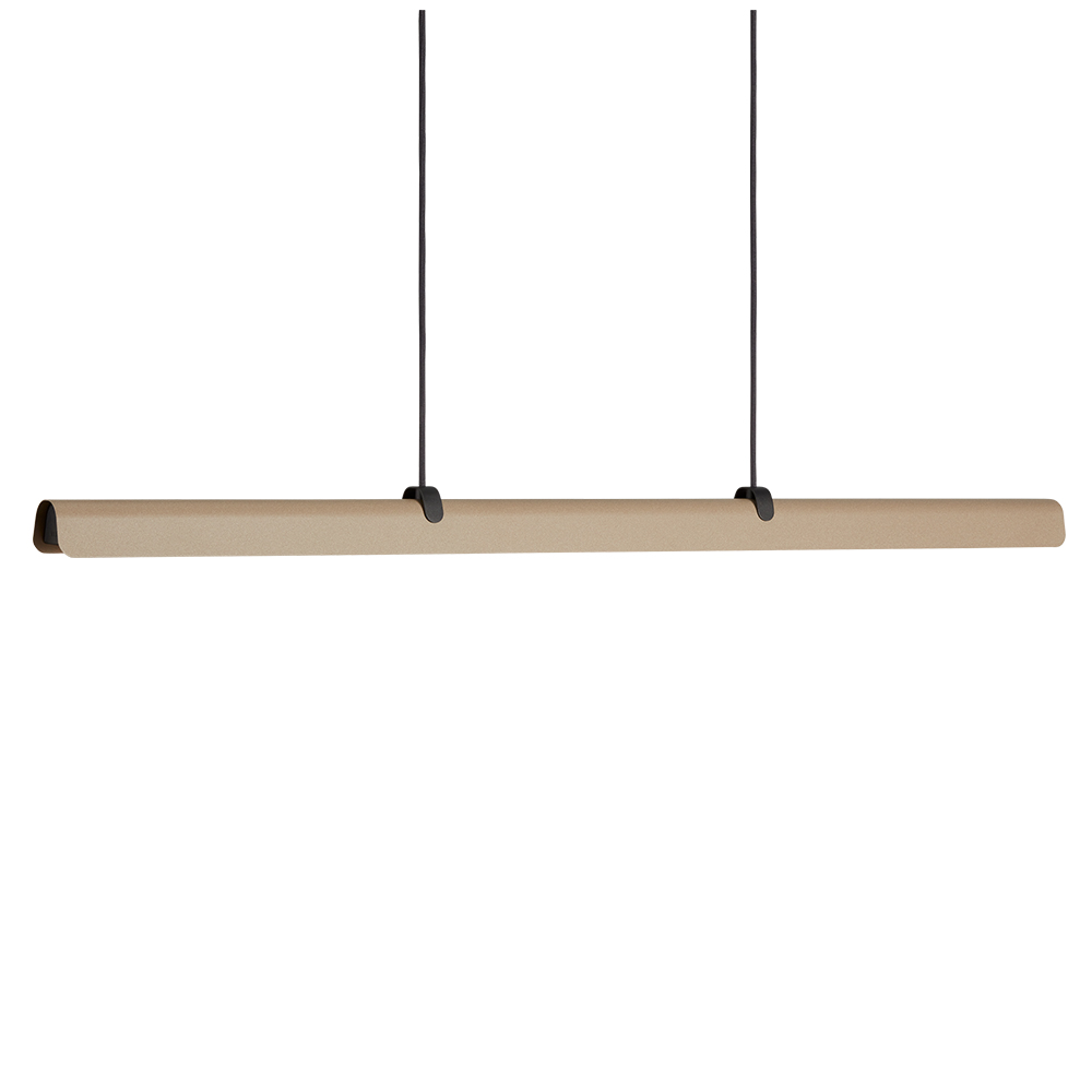 Fold 118cm Zand hanglamp Van Belid - Elke lamp is een meesterwerk van Zweeds design, met gegoten fittingen en gestempelde details die het solide vakmanschap benadrukken en laten zien hoe metaal licht kan omarmen.
