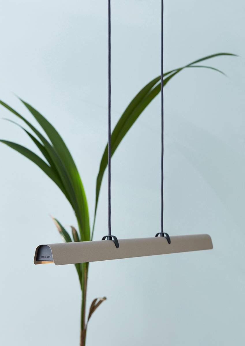 Fold 118cm Zand hanglamp Van Belid - Elke lamp is een meesterwerk van Zweeds design, met gegoten fittingen en gestempelde details die het solide vakmanschap benadrukken en laten zien hoe metaal licht kan omarmen.