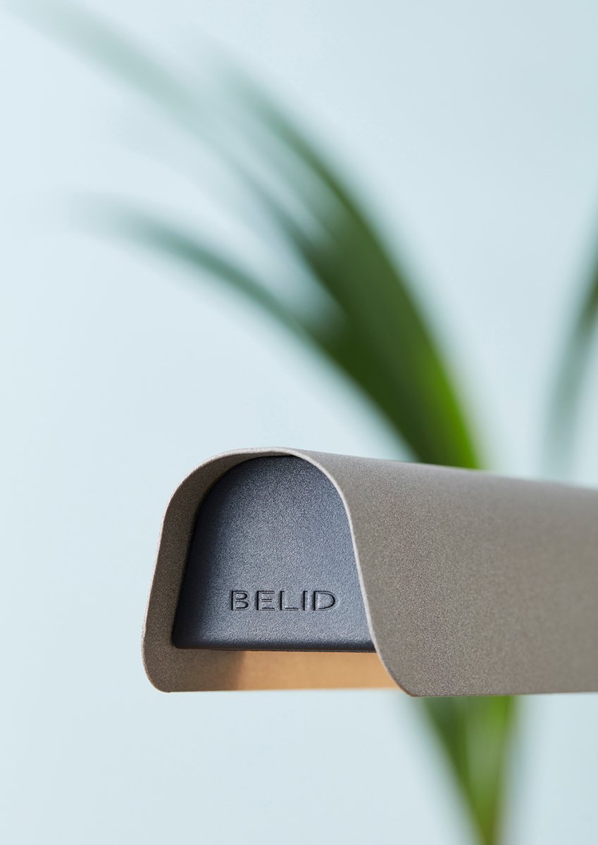 Fold 118cm Zand hanglamp Van Belid - Elke lamp is een meesterwerk van Zweeds design, met gegoten fittingen en gestempelde details die het solide vakmanschap benadrukken en laten zien hoe metaal licht kan omarmen.