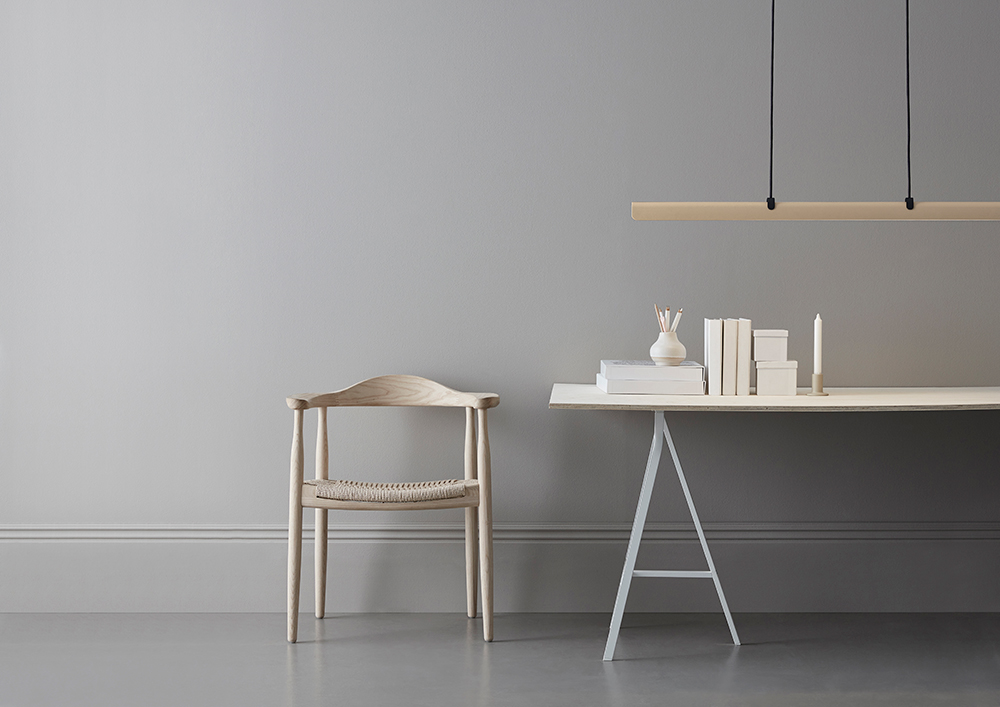 Fold 118cm Zand hanglamp Van Belid - Elke lamp is een meesterwerk van Zweeds design, met gegoten fittingen en gestempelde details die het solide vakmanschap benadrukken en laten zien hoe metaal licht kan omarmen.