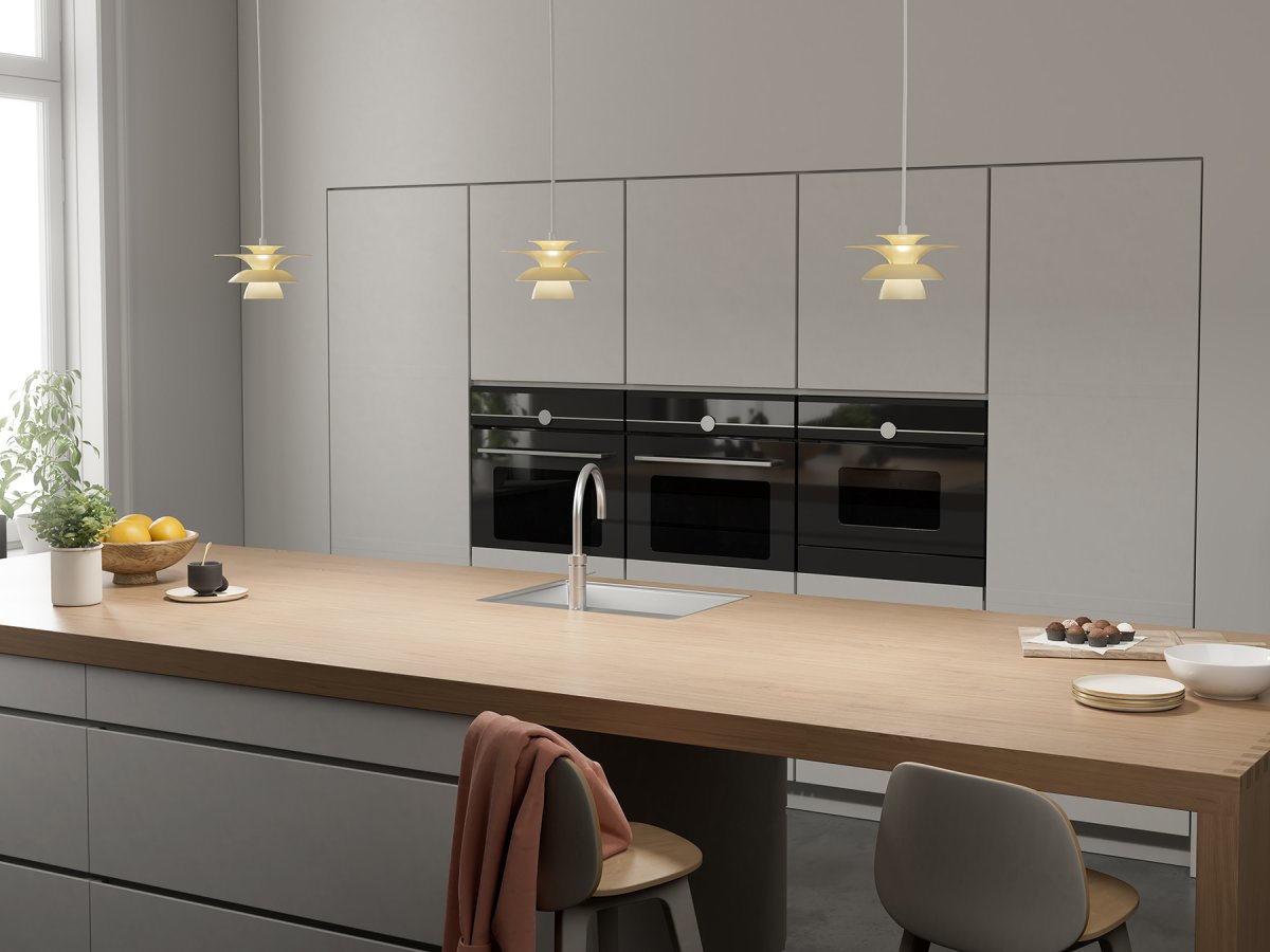 Picasso Ø18 Lichte honing hanglamp Van Belid - De hanglamp heeft sobere, lichte kleuren die goed te combineren zijn met een klassiek Scandinavisch interieur.