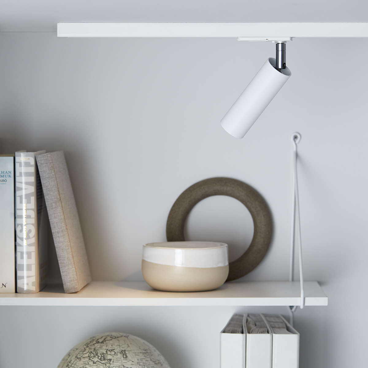 Pipeline spotlight Mat wit Van Herstal - Met een hoogte van 17,2 cm en een slank scherm met een diameter van 4 cm past het compacte ontwerp naadloos in elke ruimte en zorgt het voor een strakke, moderne uitstraling.