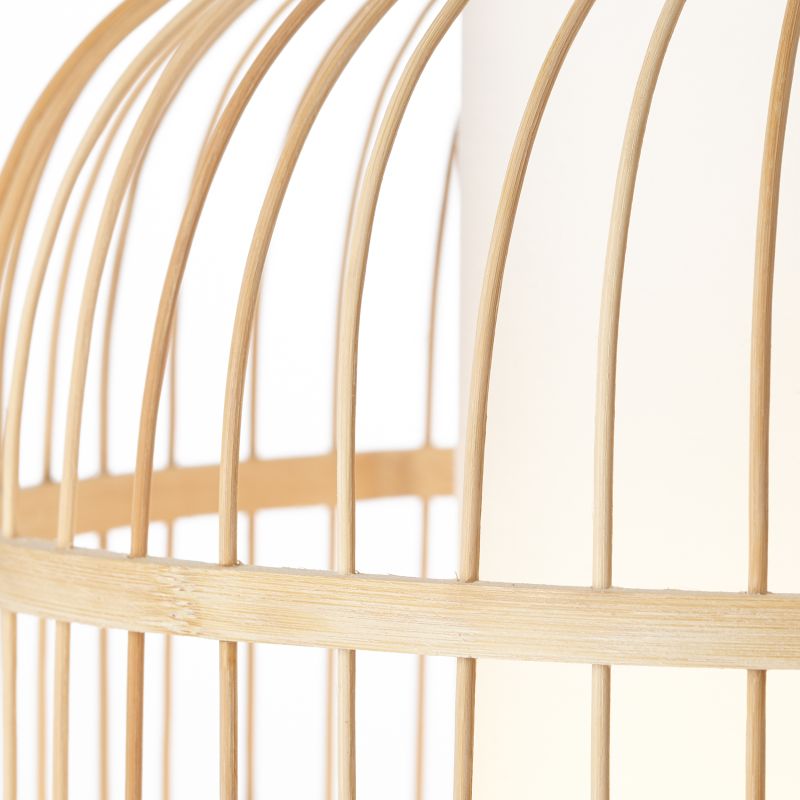 Bones Ø30 Hout hanglamp Van Brilliant - De kap is bekleed met hoogwaardig, wit textiel dat zorgt voor een zachte lichtverdeling, terwijl details van bamboe - een hernieuwbaar en milieuvriendelijk materiaal - bijdragen aan een natuurlijke en gezellige sfeer.