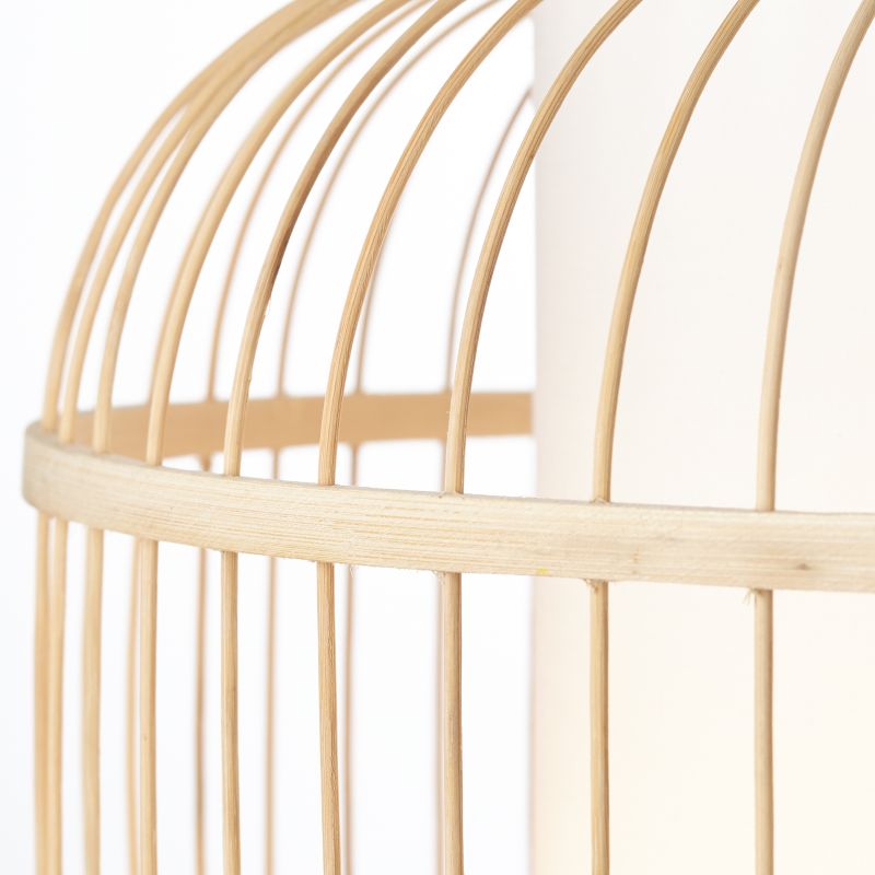 Bones Ø40 Hout hanglamp Van Brilliant - De kap is bekleed met hoogwaardig, wit textiel dat zorgt voor een zachte lichtverdeling, terwijl details van bamboe - een hernieuwbaar en milieuvriendelijk materiaal - bijdragen aan een natuurlijke en gezellige sfeer.