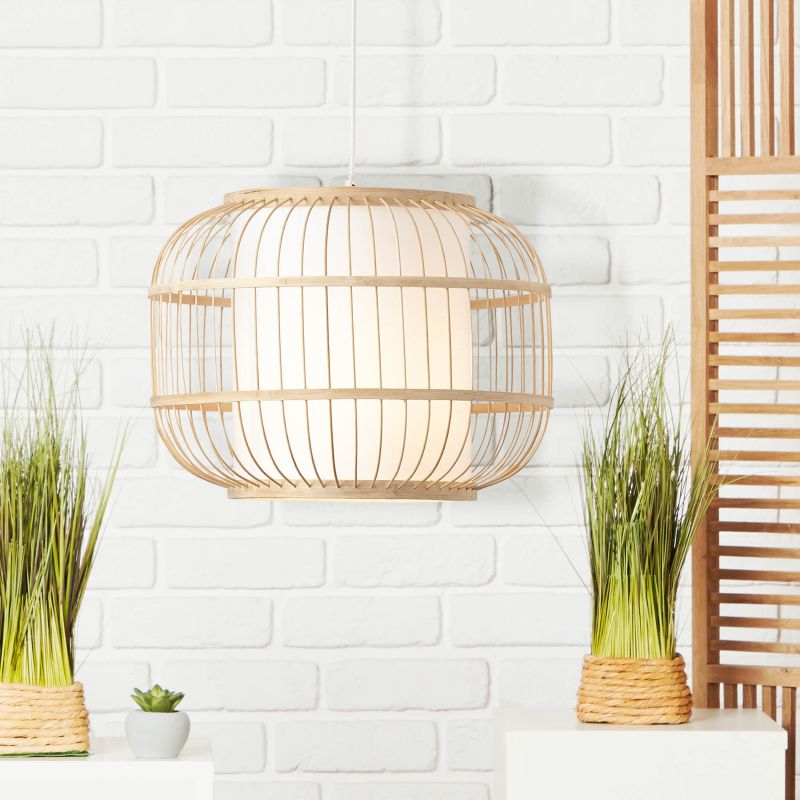 Bones Ø40 Hout hanglamp Van Brilliant - De kap is bekleed met hoogwaardig, wit textiel dat zorgt voor een zachte lichtverdeling, terwijl details van bamboe - een hernieuwbaar en milieuvriendelijk materiaal - bijdragen aan een natuurlijke en gezellige sfeer.