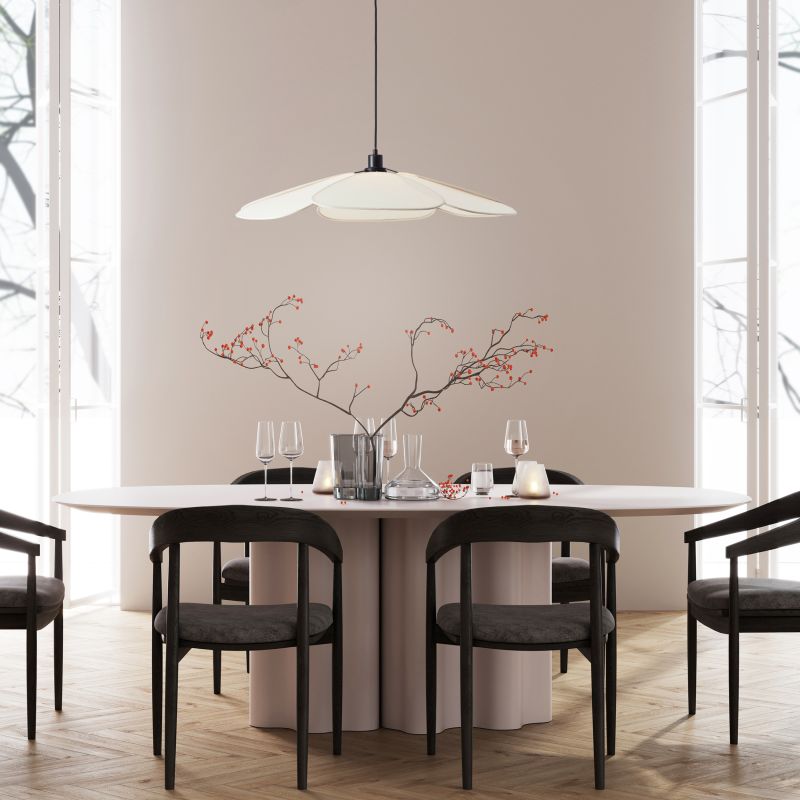 Capucine Ø77 Beige hanglamp Van Brilliant - De beige lampenkap verspreidt een warm en uitnodigend licht, terwijl de zwarte kabelophanging een stijlvol contrast en een stabiele uitstraling geeft.