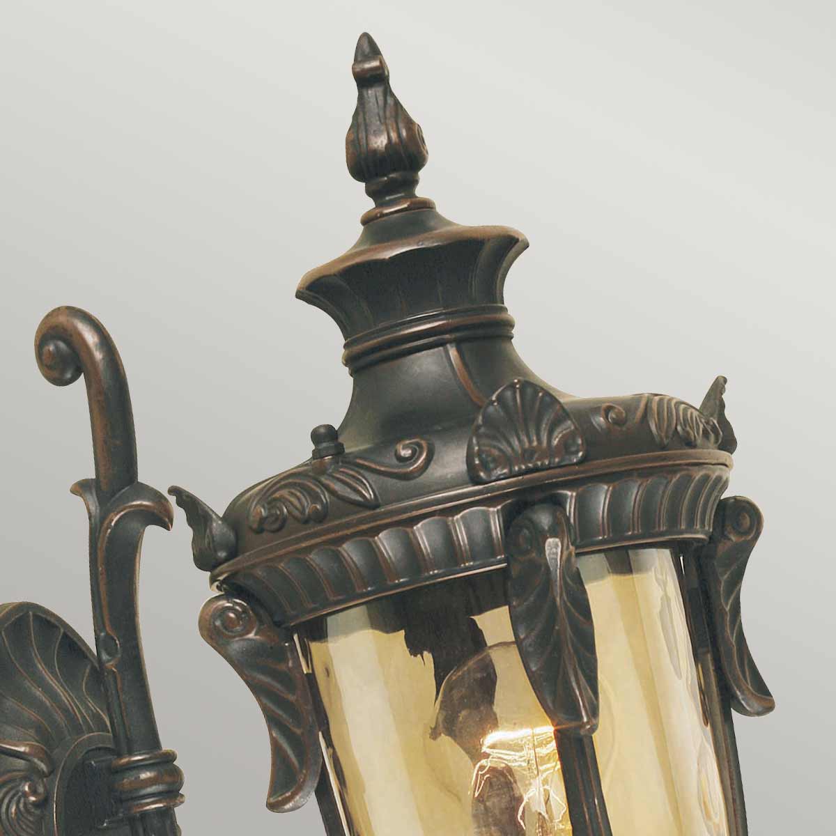 Philadelphia Antiek brons buitenlamp Van Elstead Lighting - De wandlamp Philadelphia van aluminium met een gepatineerde bronzen afwerking biedt klassieke en opvallende details die doen denken aan de lantaarns van vroeger.