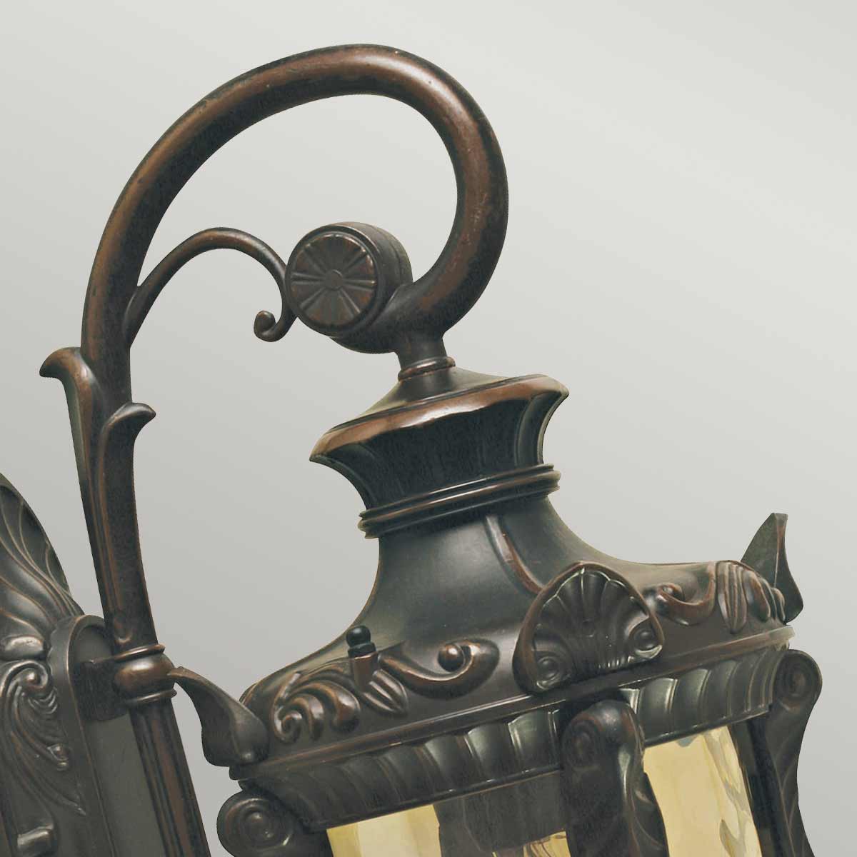 Philadelphia Antiek brons buitenlamp Van Elstead Lighting - De wandlamp Philadelphia van aluminium met een gepatineerde bronzen afwerking biedt klassieke en opvallende details die doen denken aan de lantaarns van vroeger.