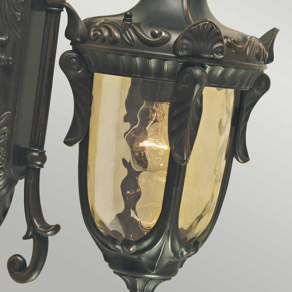 Philadelphia Antiek brons buitenlamp Van Elstead Lighting - De wandlamp Philadelphia van aluminium met een gepatineerde bronzen afwerking biedt klassieke en opvallende details die doen denken aan de lantaarns van vroeger.