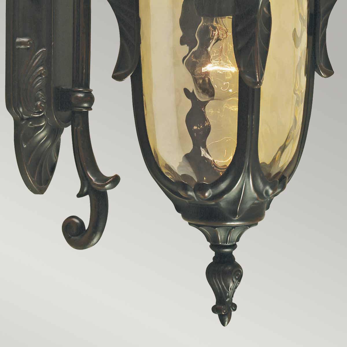 Philadelphia Antiek brons buitenlamp Van Elstead Lighting - De wandlamp Philadelphia van aluminium met een gepatineerde bronzen afwerking biedt klassieke en opvallende details die doen denken aan de lantaarns van vroeger.