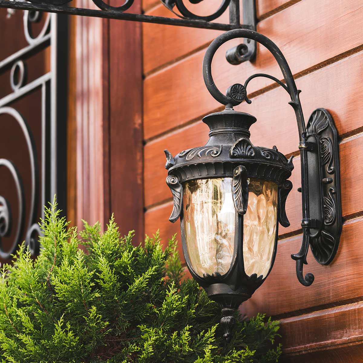 Philadelphia Antiek brons buitenlamp Van Elstead Lighting - De wandlamp Philadelphia van aluminium met een gepatineerde bronzen afwerking biedt klassieke en opvallende details die doen denken aan de lantaarns van vroeger.