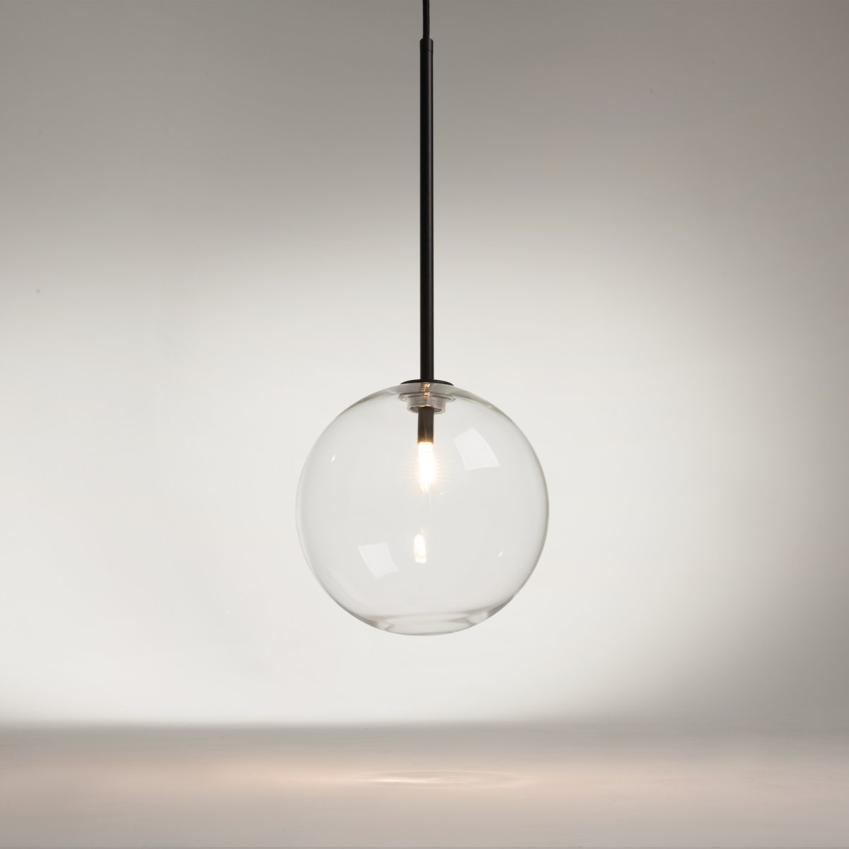 Mood Ø20 Zwart hanglamp Van Maytoni - Deze serie betovert door de harmonieuze verhoudingen en de unieke combinatie van de metalen structuur en de glazen bol.