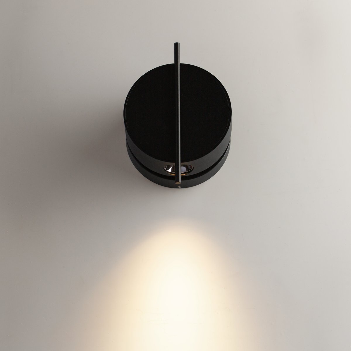Nuance Ø10 Zwart wandlamp Van Maytoni - De draaibare voet en de verstelbare lichtbron, die u met een elegante metalen staaf eenvoudig kunt verstellen, zorgen voor comfortabel werklicht en een gezellige sfeer in de slaapkamer.