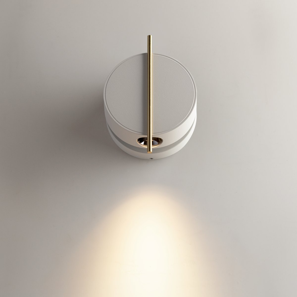 Nuance Ø10 Wit wandlamp Van Maytoni - De draaibare voet en de verstelbare lichtbron, die u met een elegante metalen staaf eenvoudig kunt verstellen, zorgen voor comfortabel werklicht en een gezellige sfeer in de slaapkamer.