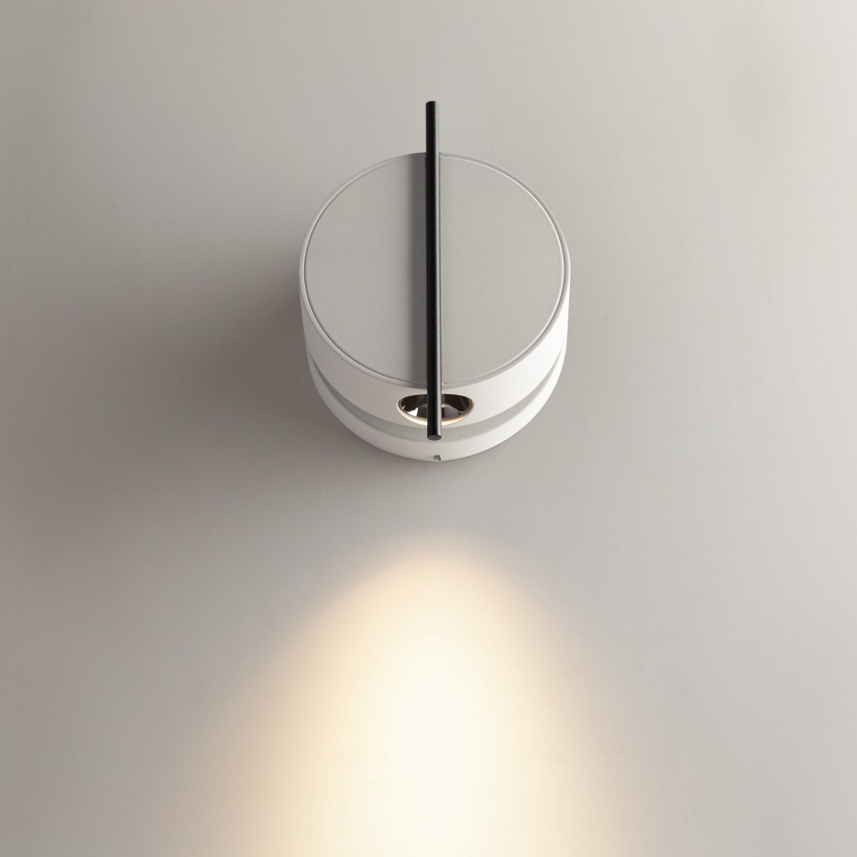 Nuance Ø10 Wit wandlamp Van Maytoni - De draaibare voet en de verstelbare lichtbron, die u met een elegante metalen staaf eenvoudig kunt verstellen, zorgen voor comfortabel werklicht en een gezellige sfeer in de slaapkamer.