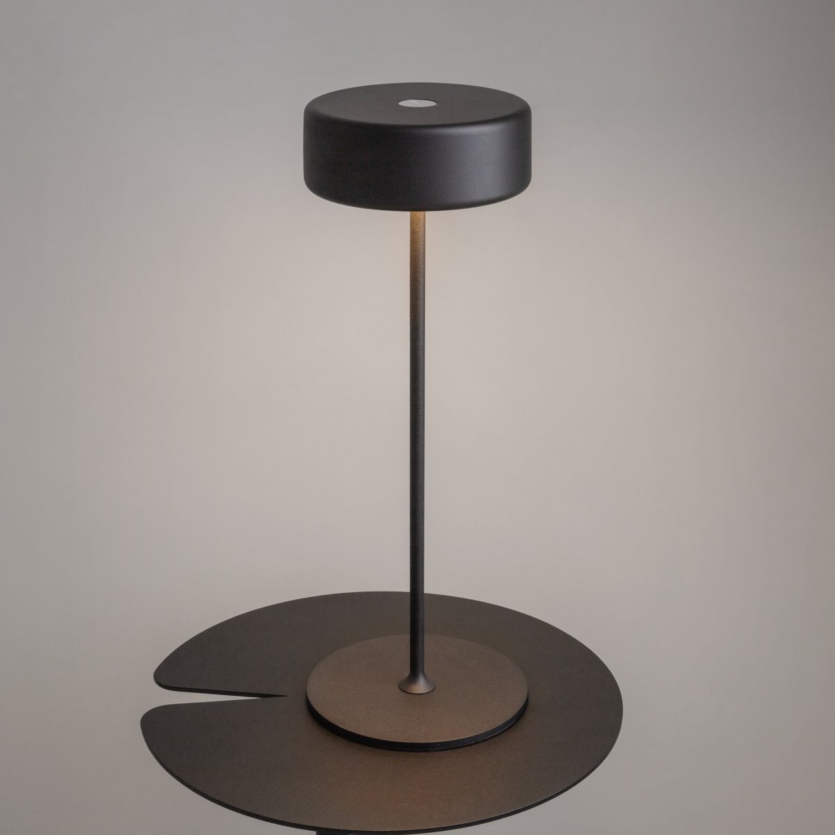 AI Collaboration 35cm Zwart Draagbare Van Maytoni - De AI Collaboration-serie is het resultaat van een creatieve samenwerking tussen kunstmatige intelligentie en een objectontwerper.