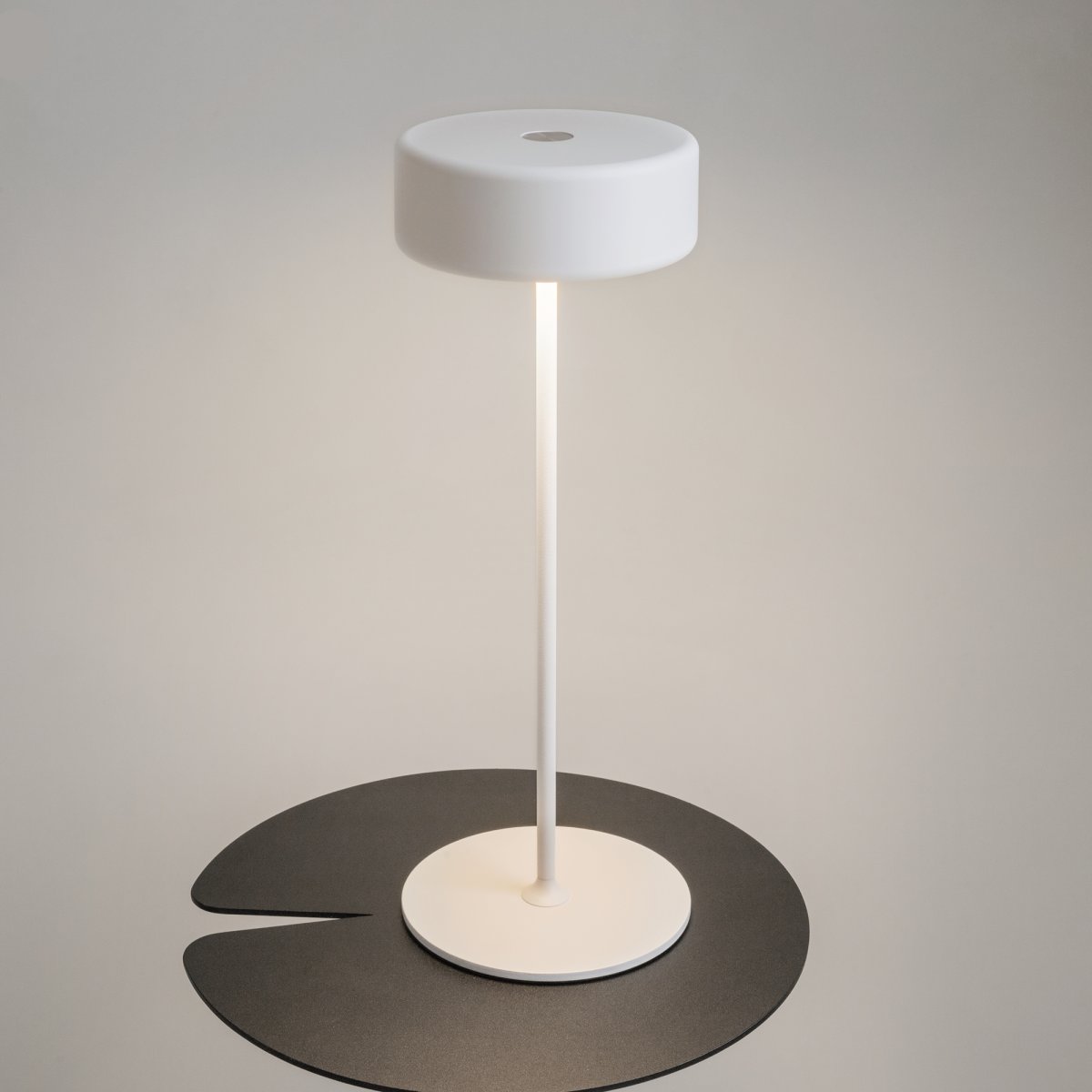 AI Collaboration 35cm Wit Draagbare Van Maytoni - De AI Collaboration-serie is het resultaat van een creatieve samenwerking tussen kunstmatige intelligentie en een objectontwerper.