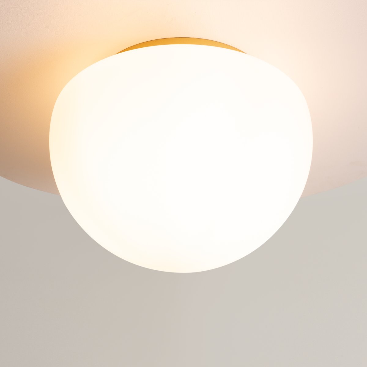 Glassy Ø32 Goud plafondlamp Van Maytoni - Dankzij de zachte, opaalglazen koepel verspreidt de lamp een aangenaam en egaal licht, waardoor er een warme en uitnodigende sfeer in de kamer ontstaat.