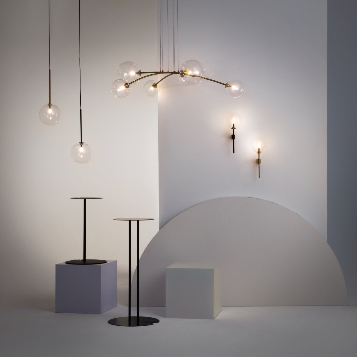 Mood Ø20 Zwart hanglamp Van Maytoni - Deze serie betovert door de harmonieuze verhoudingen en de unieke combinatie van de metalen structuur en de glazen bol.
