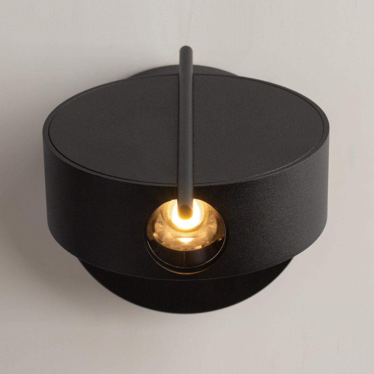 Nuance Ø10 Zwart wandlamp Van Maytoni - De draaibare voet en de verstelbare lichtbron, die u met een elegante metalen staaf eenvoudig kunt verstellen, zorgen voor comfortabel werklicht en een gezellige sfeer in de slaapkamer.