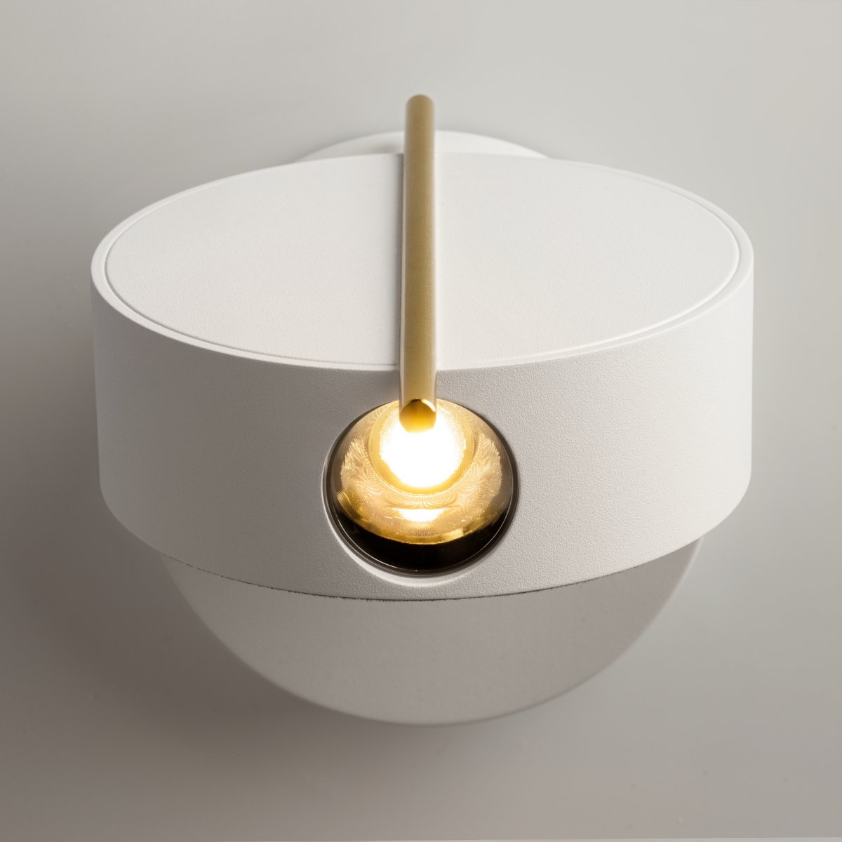 Nuance Ø10 Wit wandlamp Van Maytoni - De draaibare voet en de verstelbare lichtbron, die u met een elegante metalen staaf eenvoudig kunt verstellen, zorgen voor comfortabel werklicht en een gezellige sfeer in de slaapkamer.