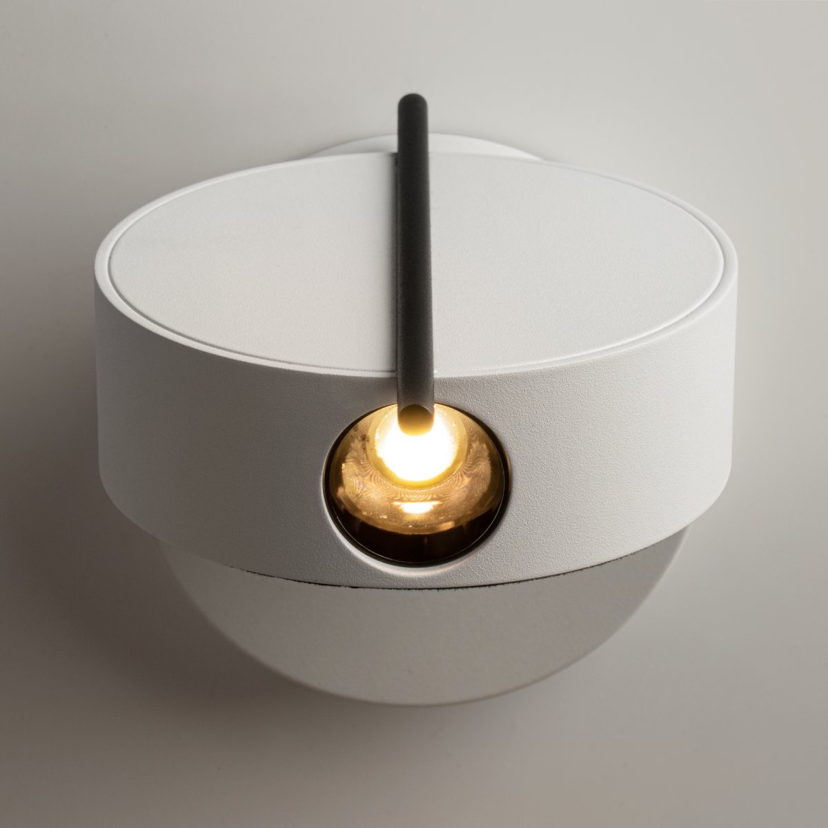 Nuance Ø10 Wit wandlamp Van Maytoni - De draaibare voet en de verstelbare lichtbron, die u met een elegante metalen staaf eenvoudig kunt verstellen, zorgen voor comfortabel werklicht en een gezellige sfeer in de slaapkamer.