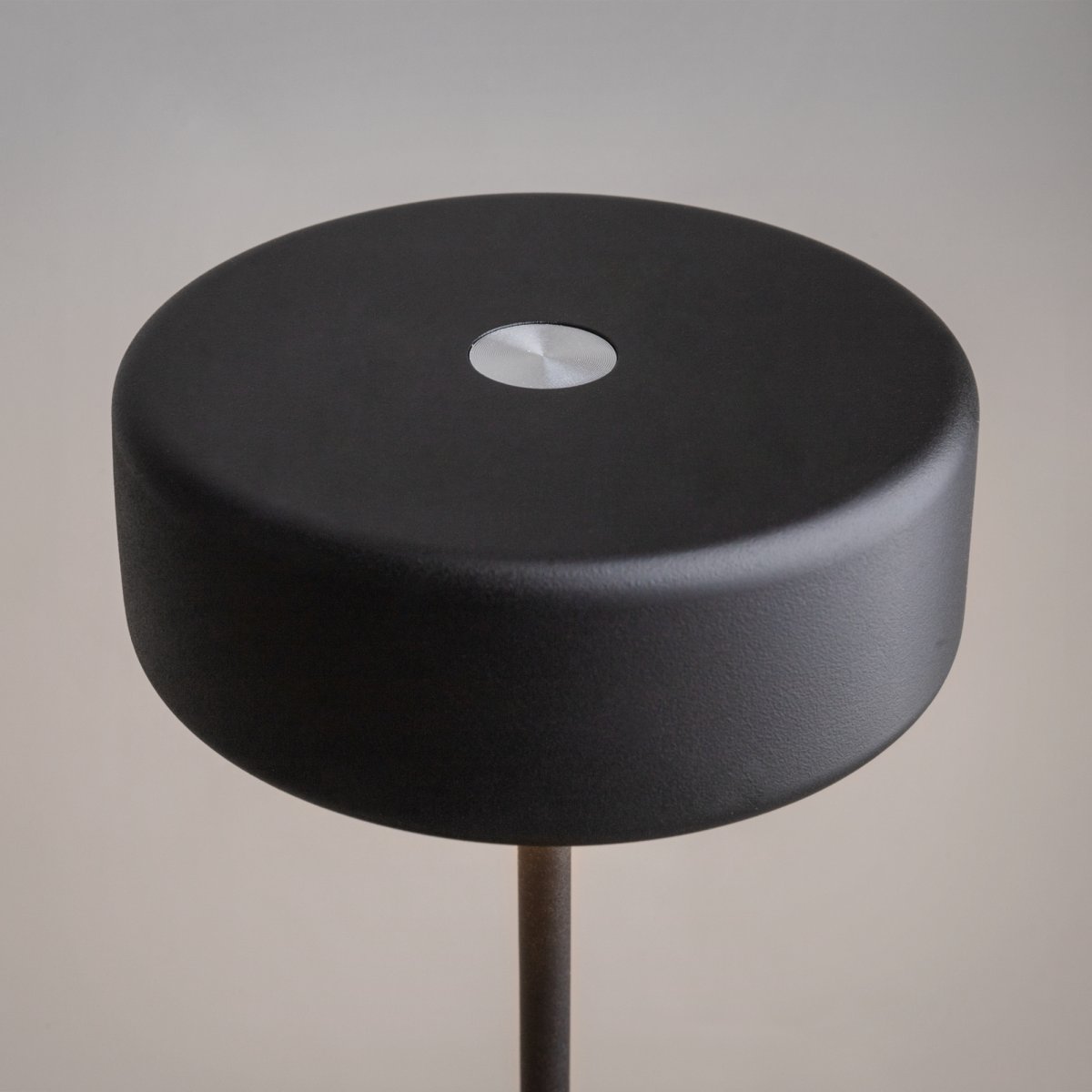 AI Collaboration 35cm Zwart Draagbare Van Maytoni - De AI Collaboration-serie is het resultaat van een creatieve samenwerking tussen kunstmatige intelligentie en een objectontwerper.