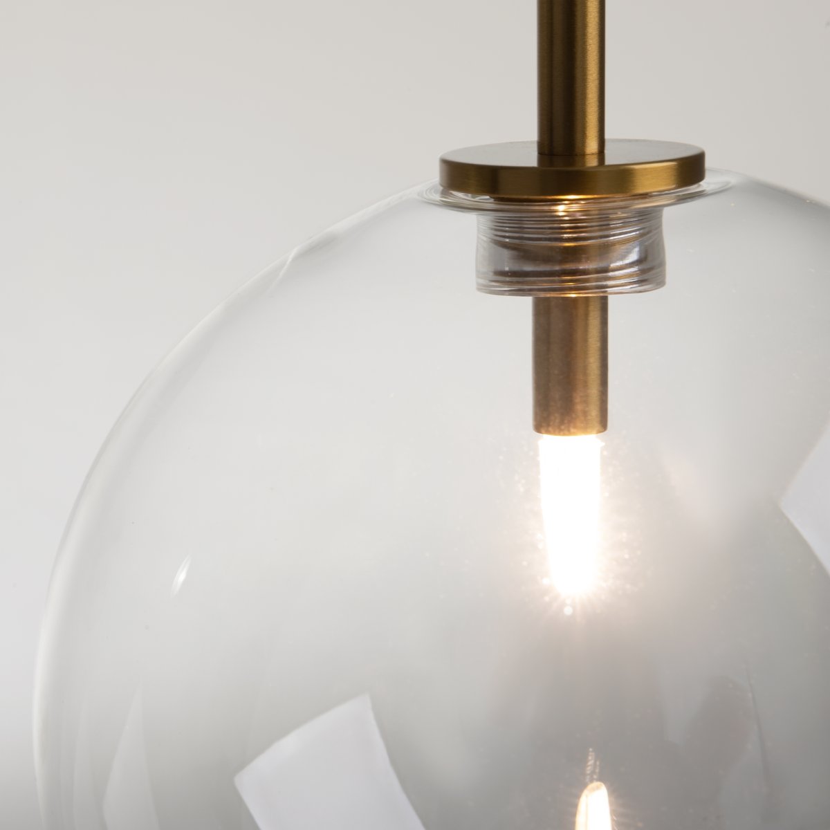 Mood Ø20 Messing hanglamp Van Maytoni - Deze serie betovert door de harmonieuze verhoudingen en de unieke combinatie van de metalen structuur en de glazen bol.