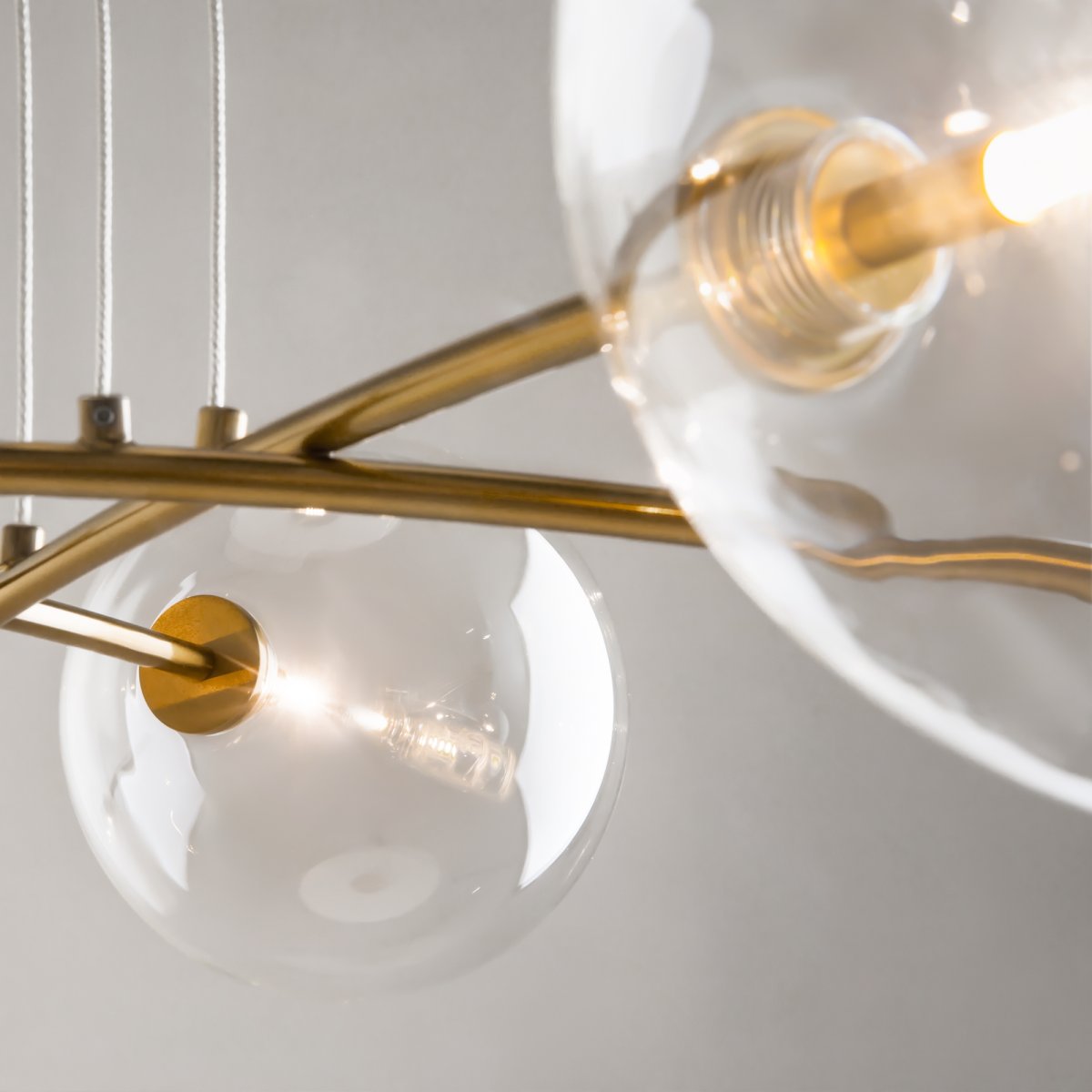 Mood 130cm Messing hanglamp Van Maytoni - De Mood hanglamp heeft een elegant ontwerp met zwevende glazen koepels die een luchtig effect in de kamer cre&euml;ren.