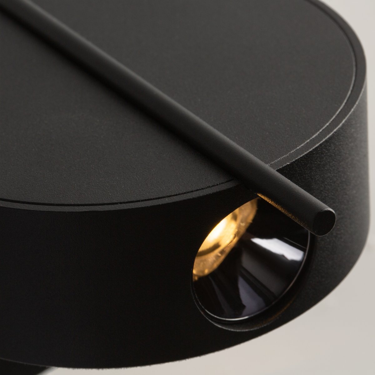 Nuance Ø10 Zwart wandlamp Van Maytoni - De draaibare voet en de verstelbare lichtbron, die u met een elegante metalen staaf eenvoudig kunt verstellen, zorgen voor comfortabel werklicht en een gezellige sfeer in de slaapkamer.