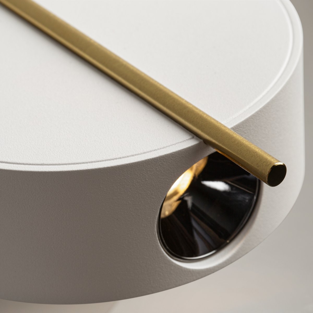 Nuance Ø10 Wit wandlamp Van Maytoni - De draaibare voet en de verstelbare lichtbron, die u met een elegante metalen staaf eenvoudig kunt verstellen, zorgen voor comfortabel werklicht en een gezellige sfeer in de slaapkamer.