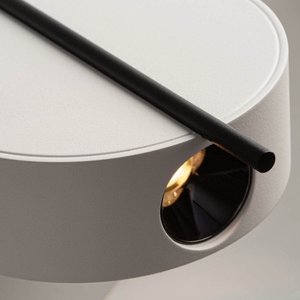 Nuance Ø10 Wit wandlamp Van Maytoni - De draaibare voet en de verstelbare lichtbron, die u met een elegante metalen staaf eenvoudig kunt verstellen, zorgen voor comfortabel werklicht en een gezellige sfeer in de slaapkamer.