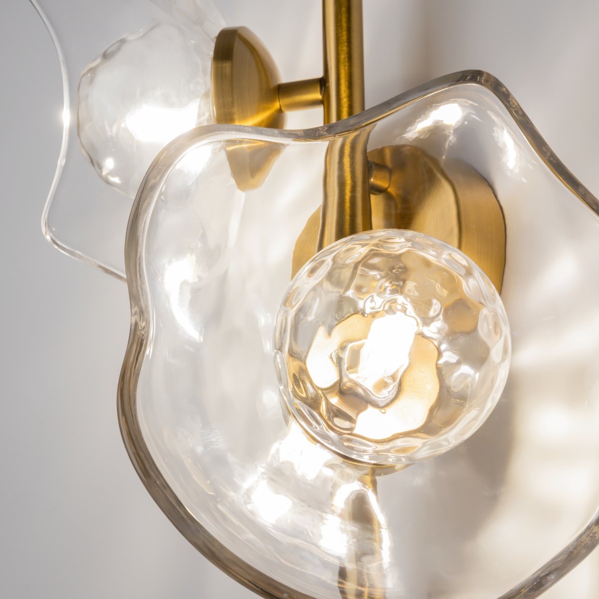 Miracle 2 Messing wandlamp Van Maytoni - De Miracle wandlamp is geïnspireerd op Japanse gravures uit de 19e eeuw en combineert oosterse artistieke technieken met de westerse Art Deco-stijl.