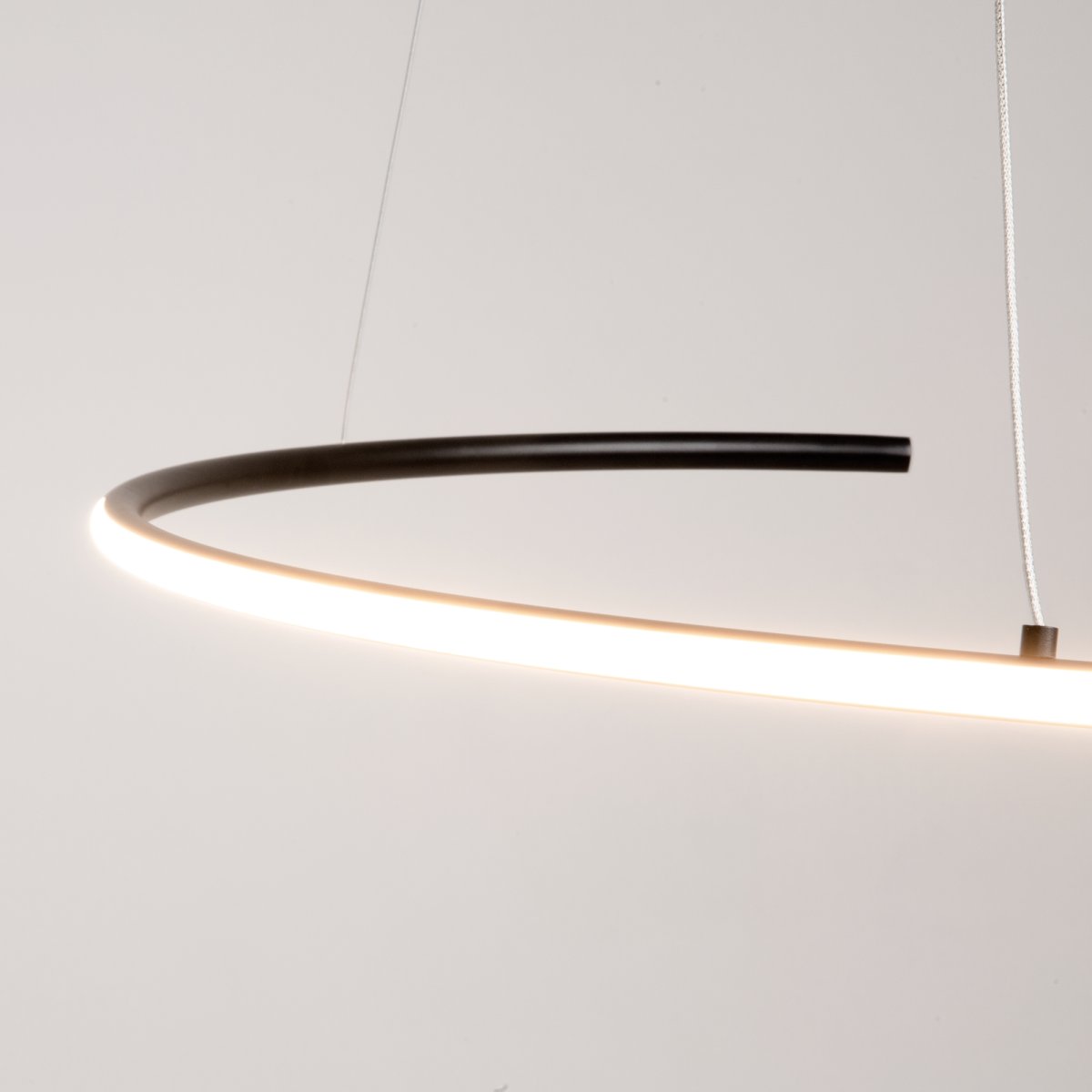 Curve Ø60 Zwart hanglamp Van Maytoni - Curve is een indrukwekkend element in elk modern interieur en bepaalt de toon voor een stijlvol en verfijnd huis.