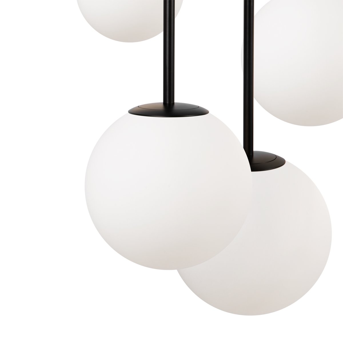 Basic form Ø45 Zwart hanglamp Van Maytoni - Het hangende ontwerp van de lamp zorgt voor een zacht en egaal licht, wat de sfeer verbetert en een prettige stemming creëert.