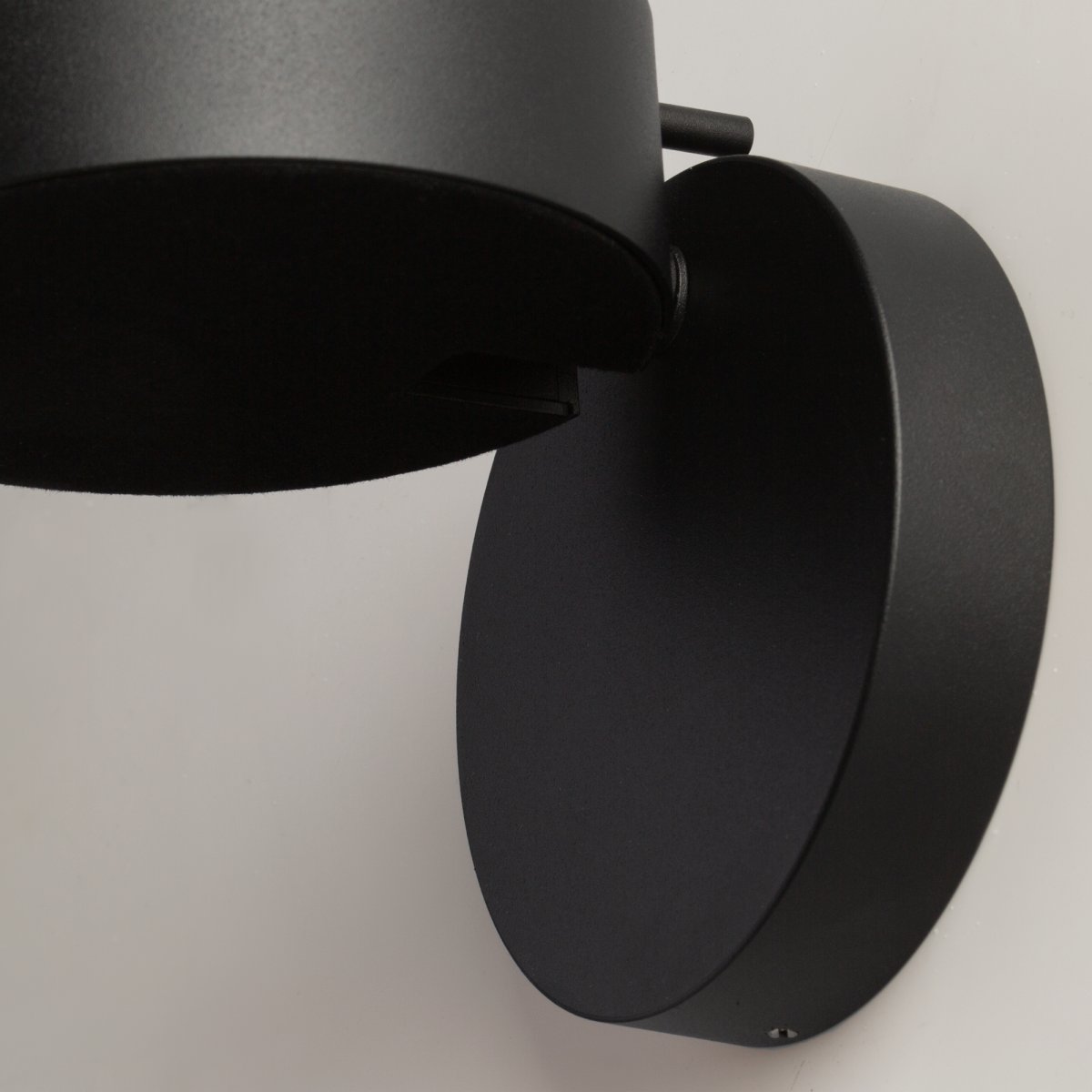 Nuance Ø10 Zwart wandlamp Van Maytoni - De draaibare voet en de verstelbare lichtbron, die u met een elegante metalen staaf eenvoudig kunt verstellen, zorgen voor comfortabel werklicht en een gezellige sfeer in de slaapkamer.