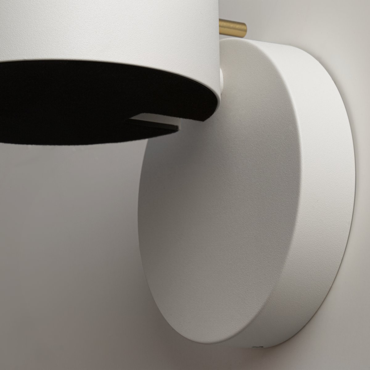 Nuance Ø10 Wit wandlamp Van Maytoni - De draaibare voet en de verstelbare lichtbron, die u met een elegante metalen staaf eenvoudig kunt verstellen, zorgen voor comfortabel werklicht en een gezellige sfeer in de slaapkamer.