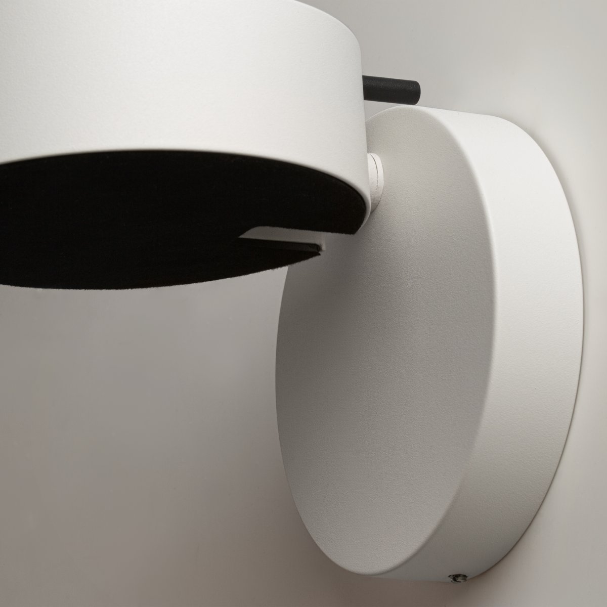 Nuance Ø10 Wit wandlamp Van Maytoni - De draaibare voet en de verstelbare lichtbron, die u met een elegante metalen staaf eenvoudig kunt verstellen, zorgen voor comfortabel werklicht en een gezellige sfeer in de slaapkamer.