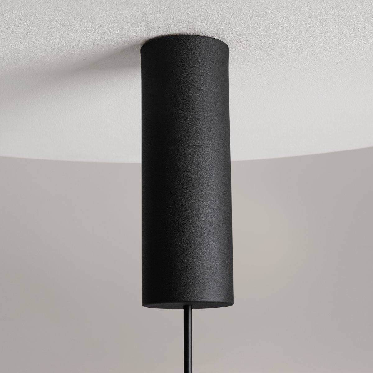 Nebula Ø25 Zwart hanglamp Van Maytoni - De blauwe glazen bol, met een verloop van donker aan de bovenkant naar bijna transparant aan de onderkant, geeft een zwevend effect.