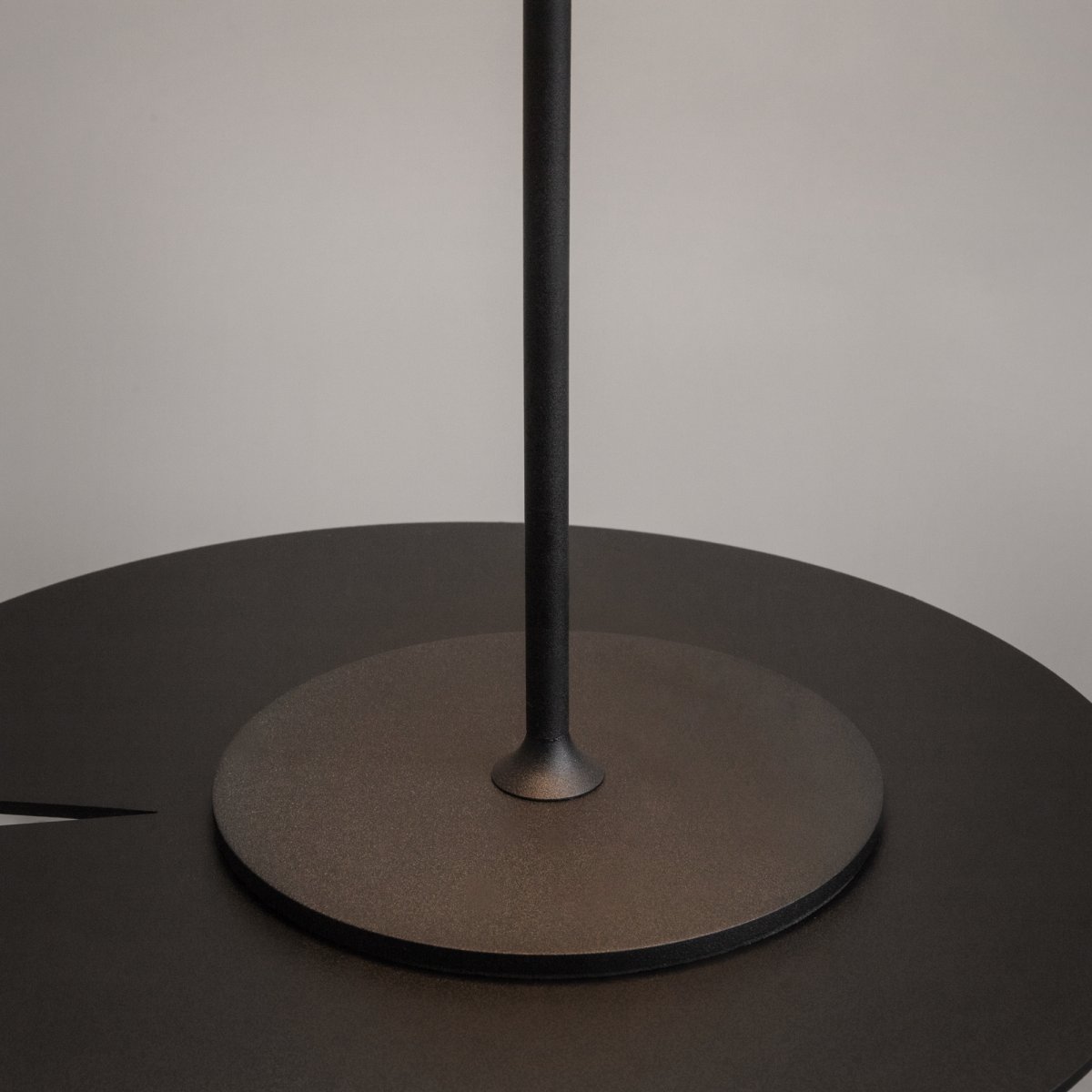 AI Collaboration 35cm Zwart Draagbare Van Maytoni - De AI Collaboration-serie is het resultaat van een creatieve samenwerking tussen kunstmatige intelligentie en een objectontwerper.