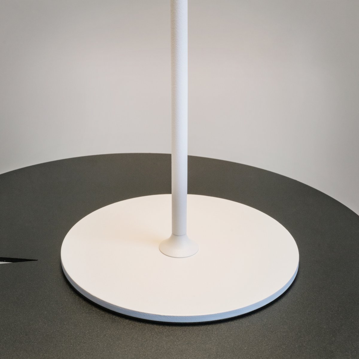AI Collaboration 35cm Wit Draagbare Van Maytoni - De AI Collaboration-serie is het resultaat van een creatieve samenwerking tussen kunstmatige intelligentie en een objectontwerper.
