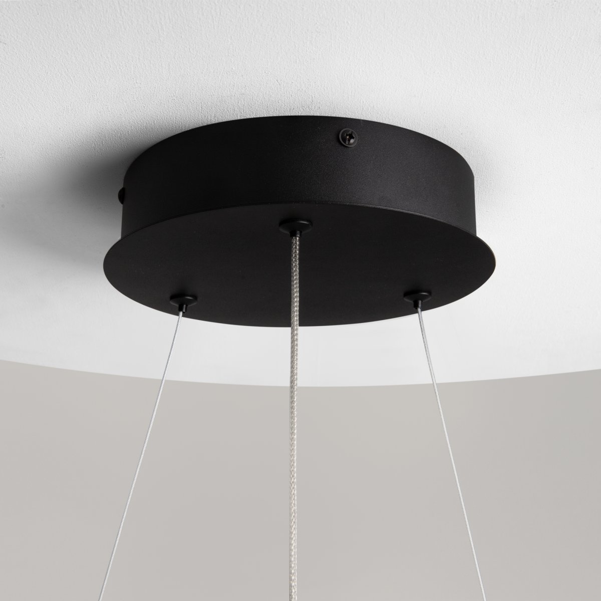 Curve Ø60 Zwart hanglamp Van Maytoni - Curve is een indrukwekkend element in elk modern interieur en bepaalt de toon voor een stijlvol en verfijnd huis.