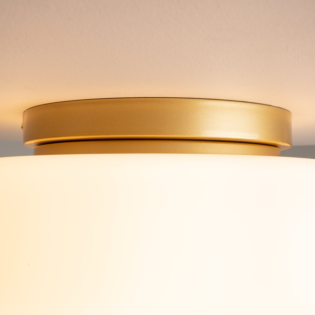 Glassy Ø32 Goud plafondlamp Van Maytoni - Dankzij de zachte, opaalglazen koepel verspreidt de lamp een aangenaam en egaal licht, waardoor er een warme en uitnodigende sfeer in de kamer ontstaat.