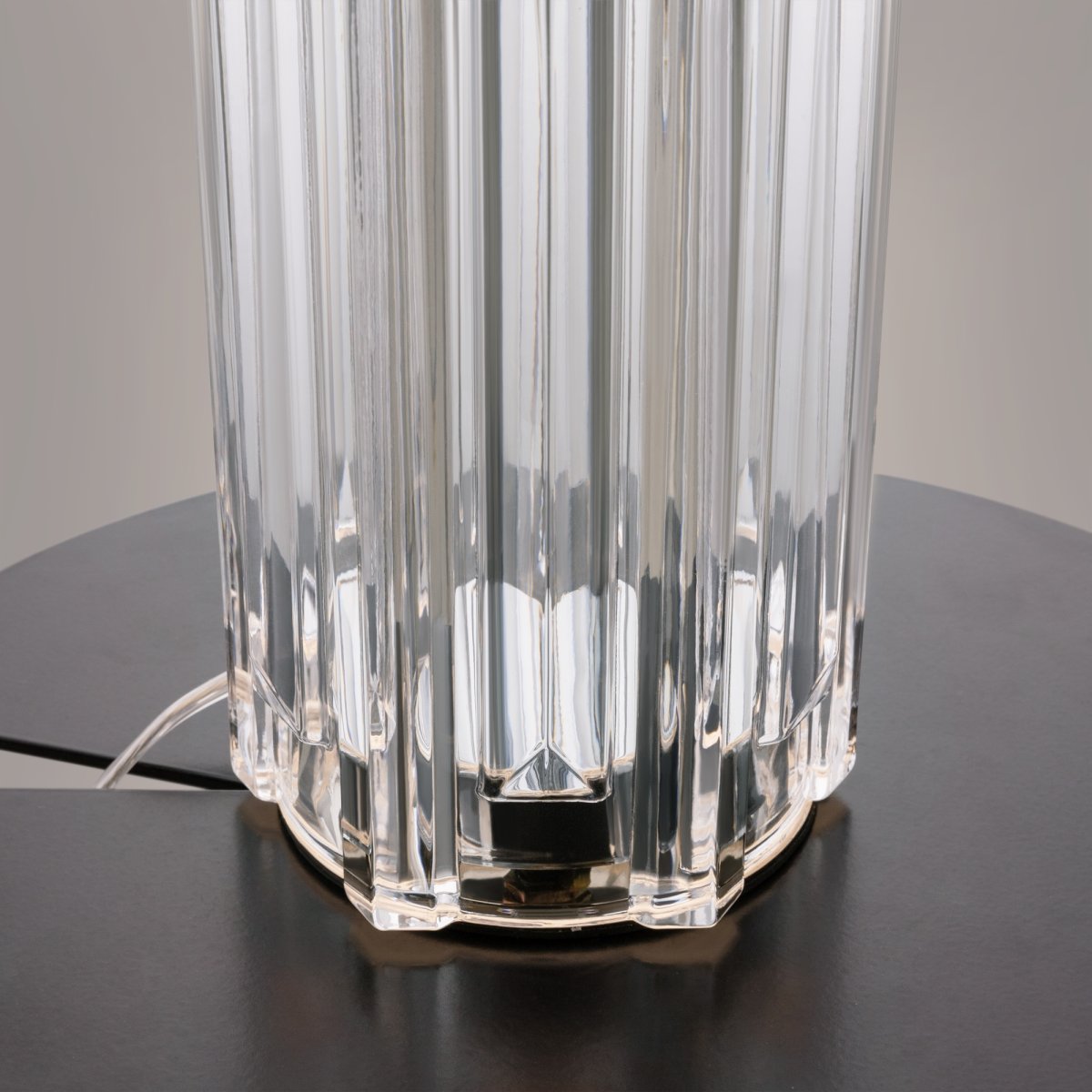 Muse 52cm Chroom tafellamp Van Maytoni - De Muse tafellamp heeft een elegant design met een gebeeldhouwde voet van gegoten glas, waardoor het een waar kunstwerk is.