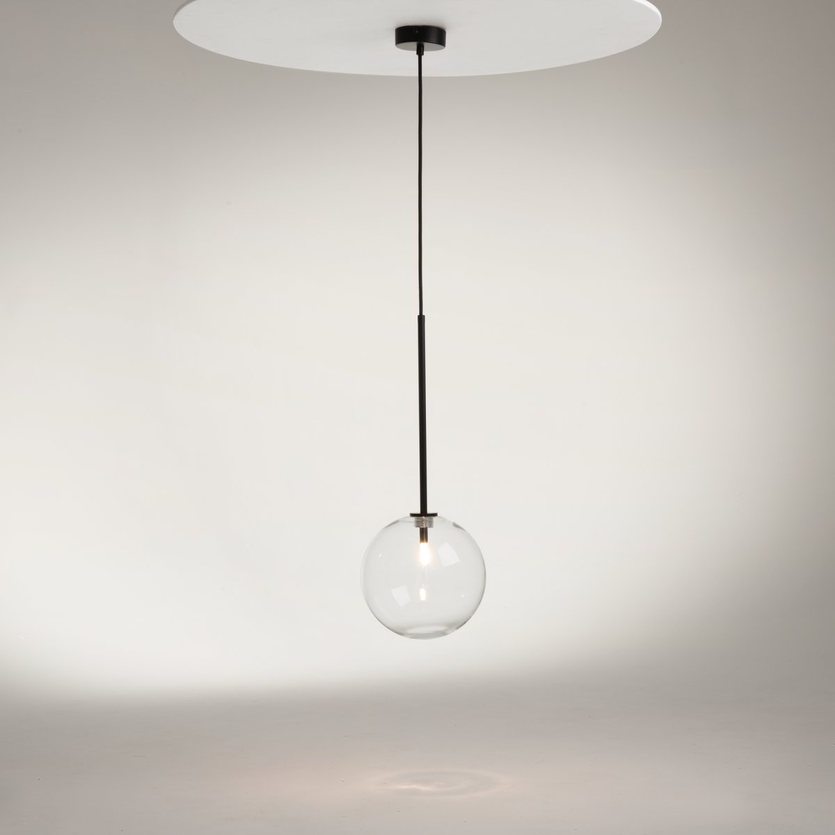 Mood Ø20 Zwart hanglamp Van Maytoni - Deze serie betovert door de harmonieuze verhoudingen en de unieke combinatie van de metalen structuur en de glazen bol.