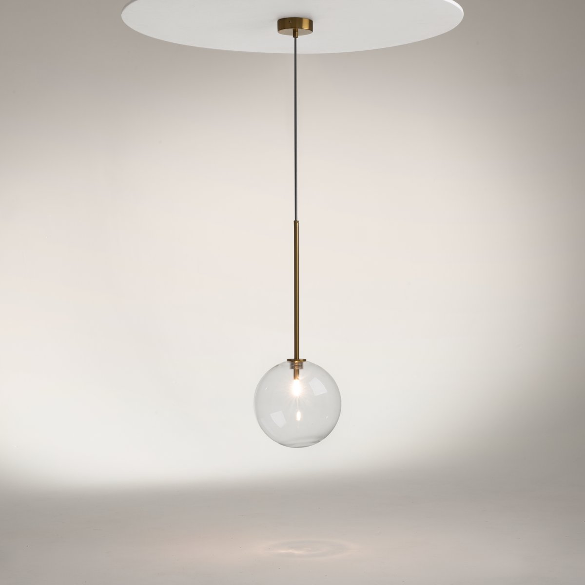 Mood Ø20 Messing hanglamp Van Maytoni - Deze serie betovert door de harmonieuze verhoudingen en de unieke combinatie van de metalen structuur en de glazen bol.